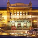 Der Stadttheater-Bus bringt Sie zu dem Schauspiel „Jakob der Lügner“ nach dem Roman von Jurek Becker