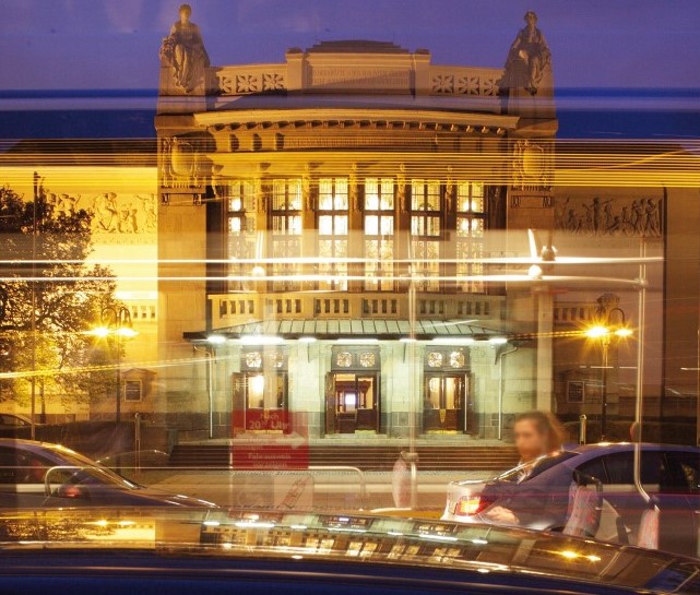 Der Stadttheater-Bus bringt Sie zu dem Schauspiel „Jakob der Lügner“ nach dem Roman von Jurek Becker